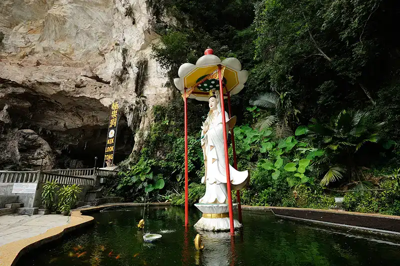 Kek Look Tong Cave Temple in Ipoh, Malaysia – limestone cave with Buddhist statue
