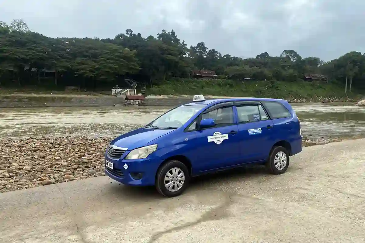 Taxi dropping passengers at Kuala Tahan jetty for onward travel into Taman Negara